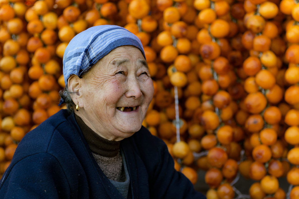 8,看着挂满院子的柿子,老奶奶笑的合不拢嘴.