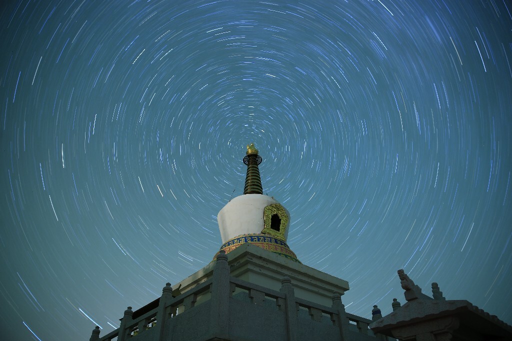 2014年拍摄于内蒙古西乌珠穆沁旗浩勒图庙白塔夜景。