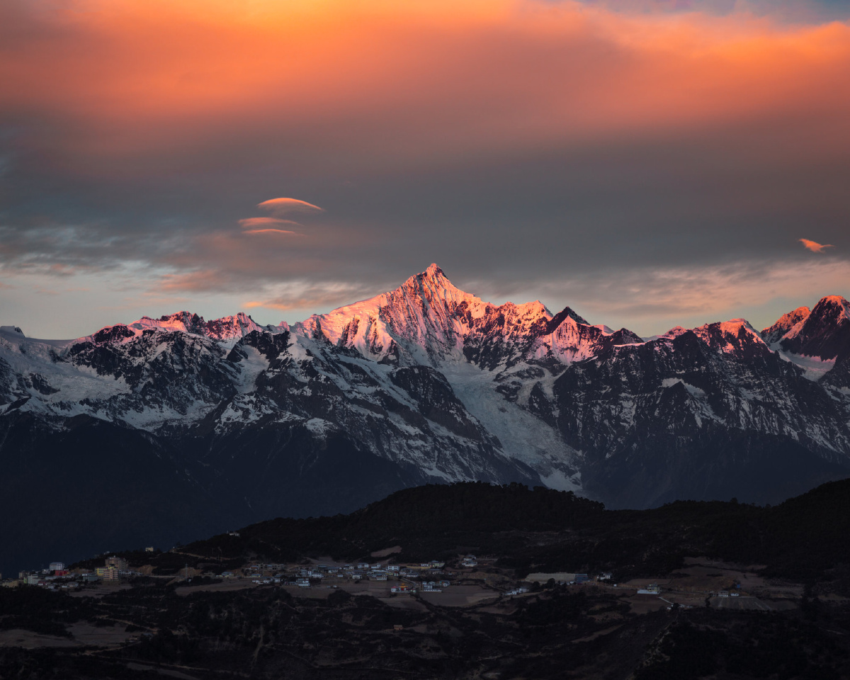 日照金山丽江玉龙雪山
