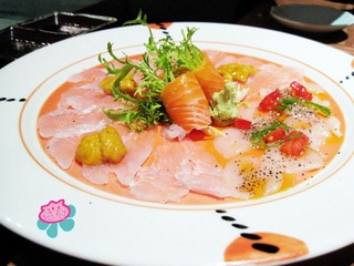 IMG_2737刺身三吃 意大利扇贝+三文鱼+比目鱼海胆拼盘.jpg