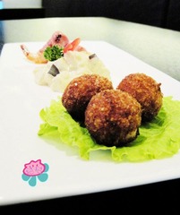 IMG_0511 黄油火腿肉丸+咖喱鸡茸沙拉+培根大虾卷
