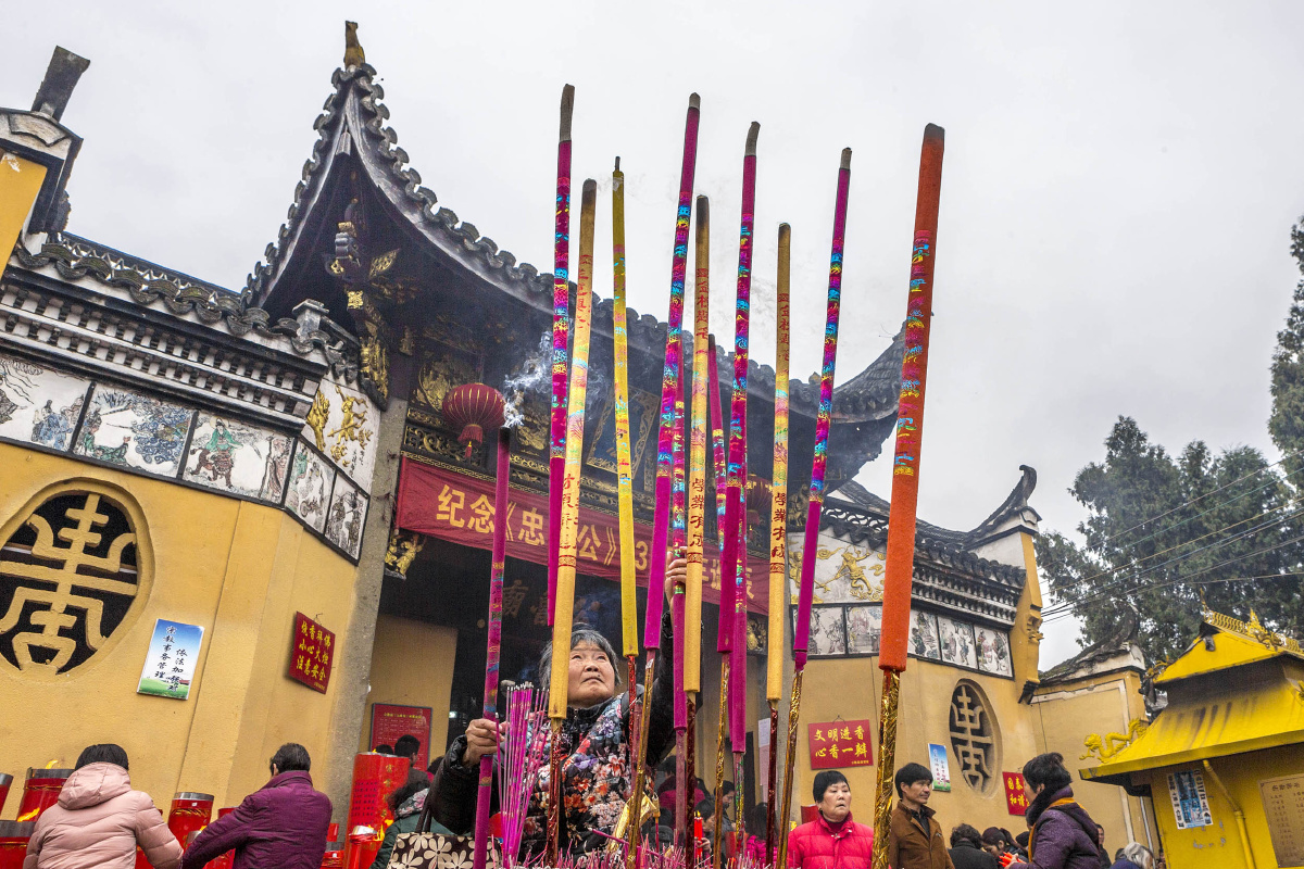 一位村民烧高香祈求这一整年的风调雨顺,幸福安康!