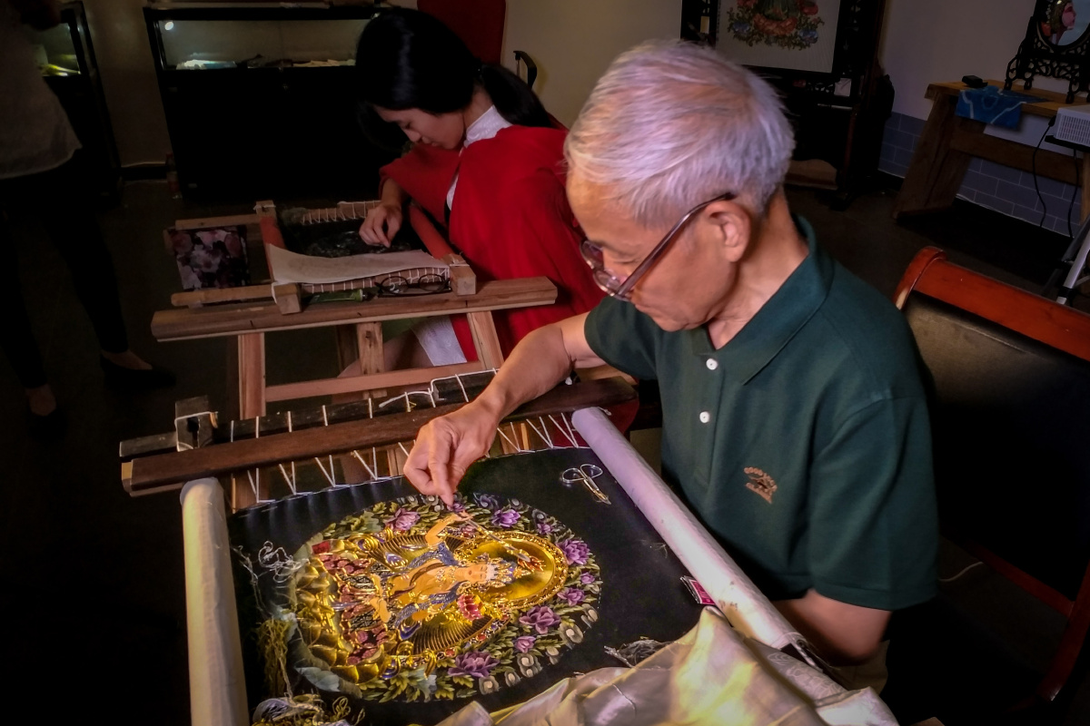 浙江省非遗传承人杭绣技艺男工绣赵亦军