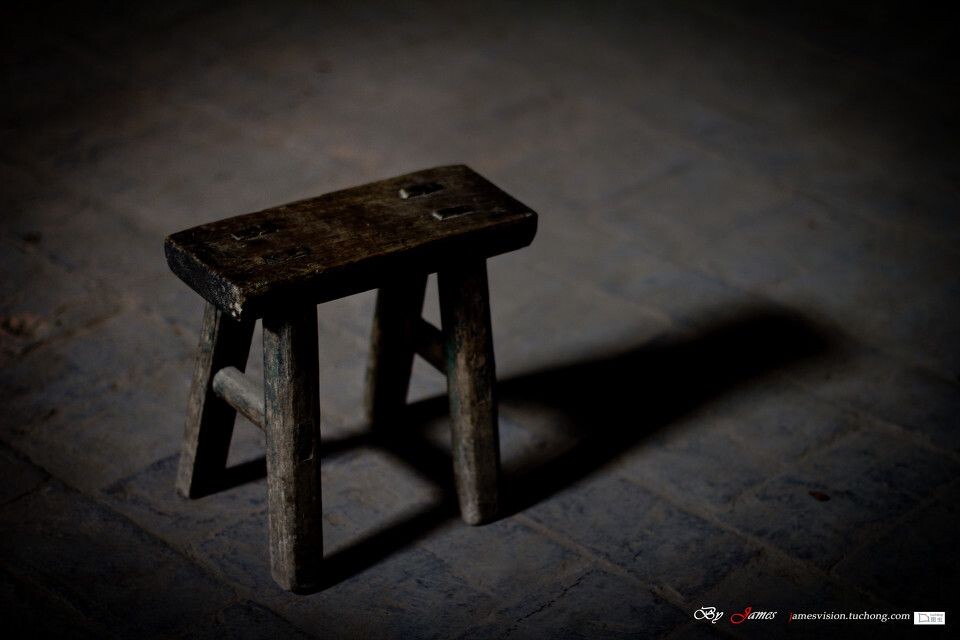 儿时的小板凳<br />
小板凳不会被岁月压垮，而我们还能扛多久？