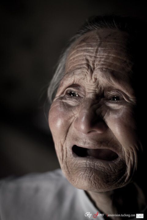 心酸<br />
八十五岁的老人一个人孤单的生活在陕西窑洞里，说着外出家里人，老人干涸的眼框就泪如泉涌。一个人岁数大了，怕哪天就不能照顾自己了，更怕下次子女回去就看不到自己了。
