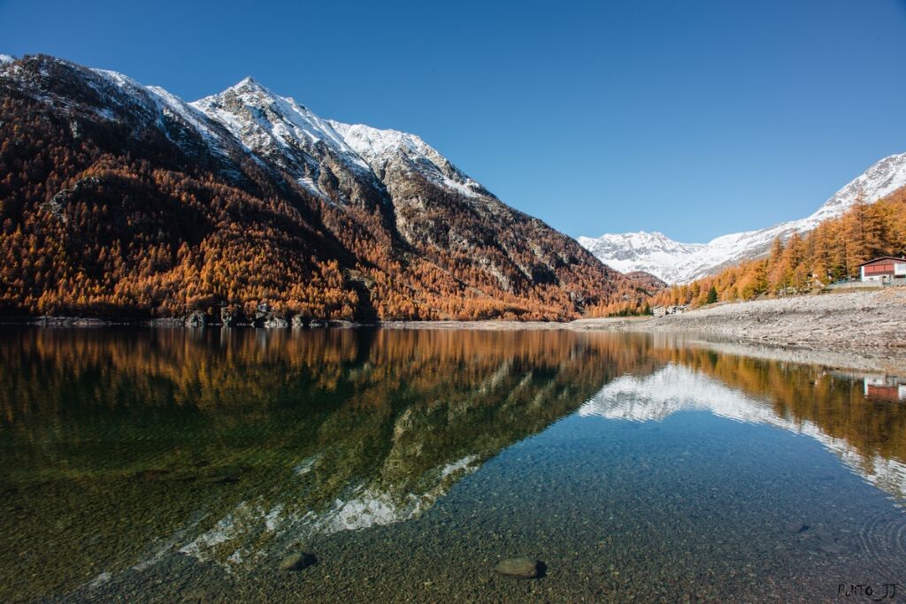 一潭湖水图片