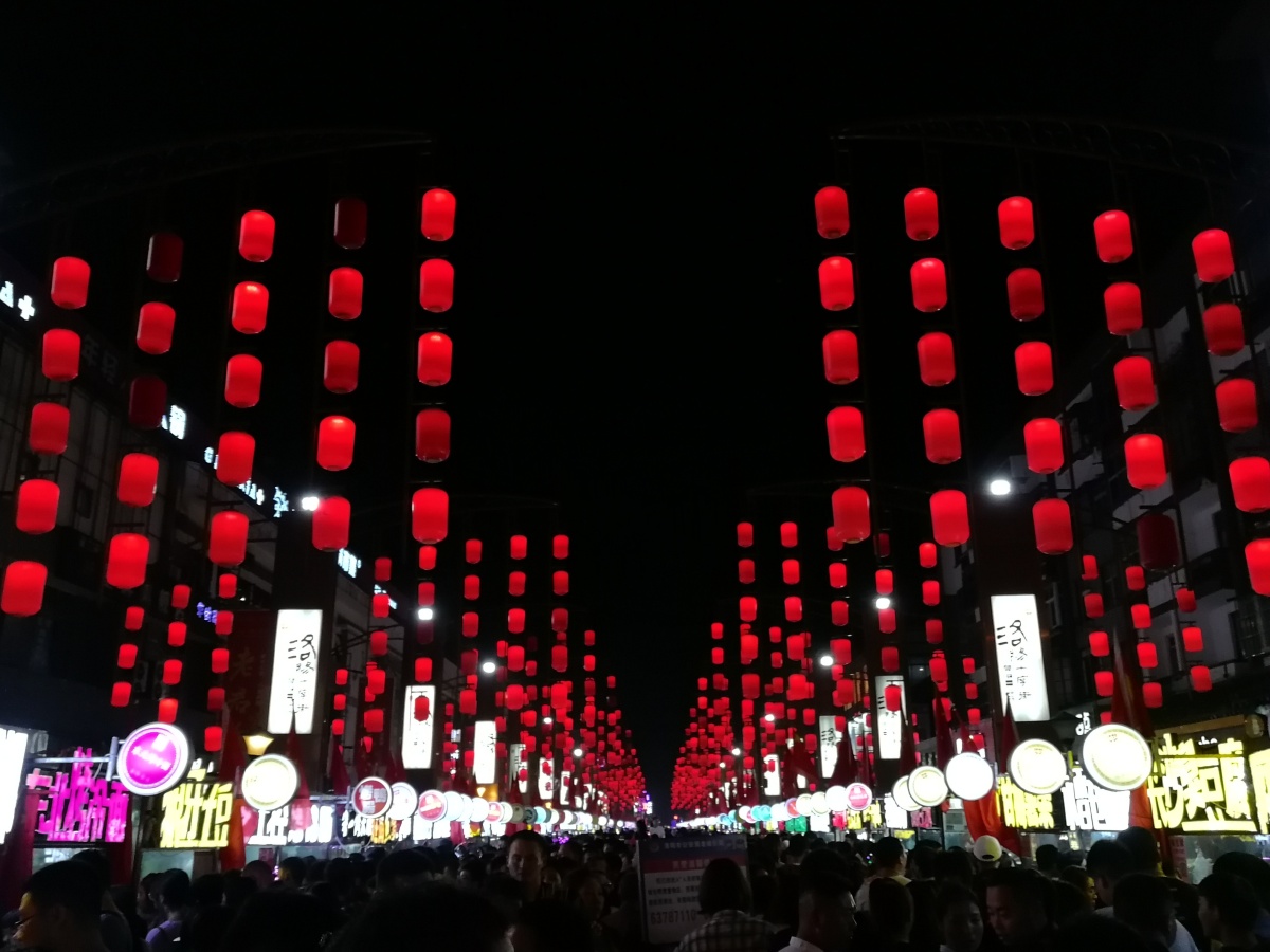 一条挂满红灯笼的街道,很有透视感,红色的灯笼更是烘托了夜市的热闹!