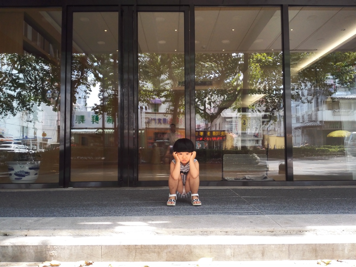 小屁孩,蹲在门外一脸忧郁委屈状,想笑又想抱抱