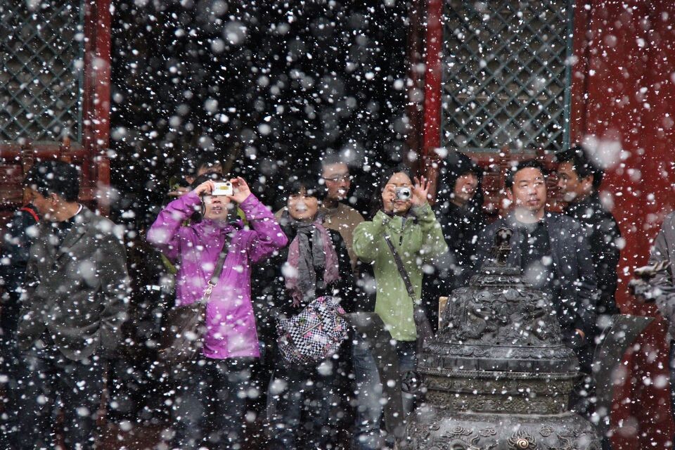 五台山的大雪<br />
4月下旬的五台山，忽晴忽阴，飘过来一片乌云，就下起大雪，这是在圆通寺里的景象。大雪纷纷洒洒。