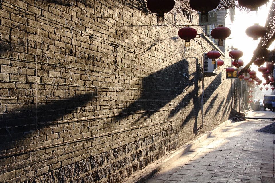 平遥的早晨<br />
光影照在墙上