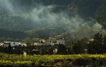 《山乡晨雾》