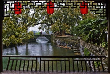 《雨中情》