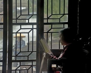 《门里门外》