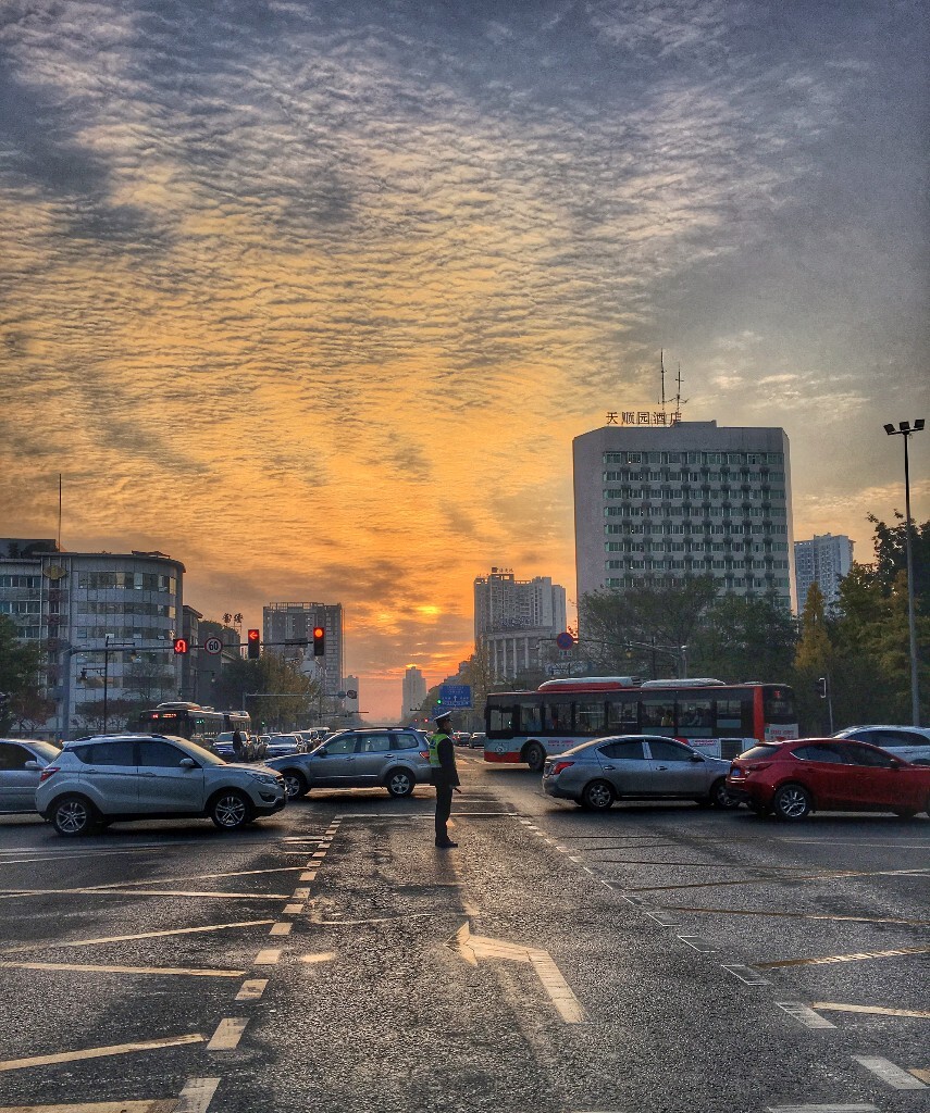 ...也曾在冬日的清晨,迎着朝霞穿过这繁华的路口
