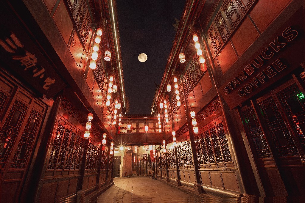 锦里,人少的时候不得不等到夜深人静,所以常常我在感叹,躲得过对酒当歌的夜,躲不过四下无人的街!