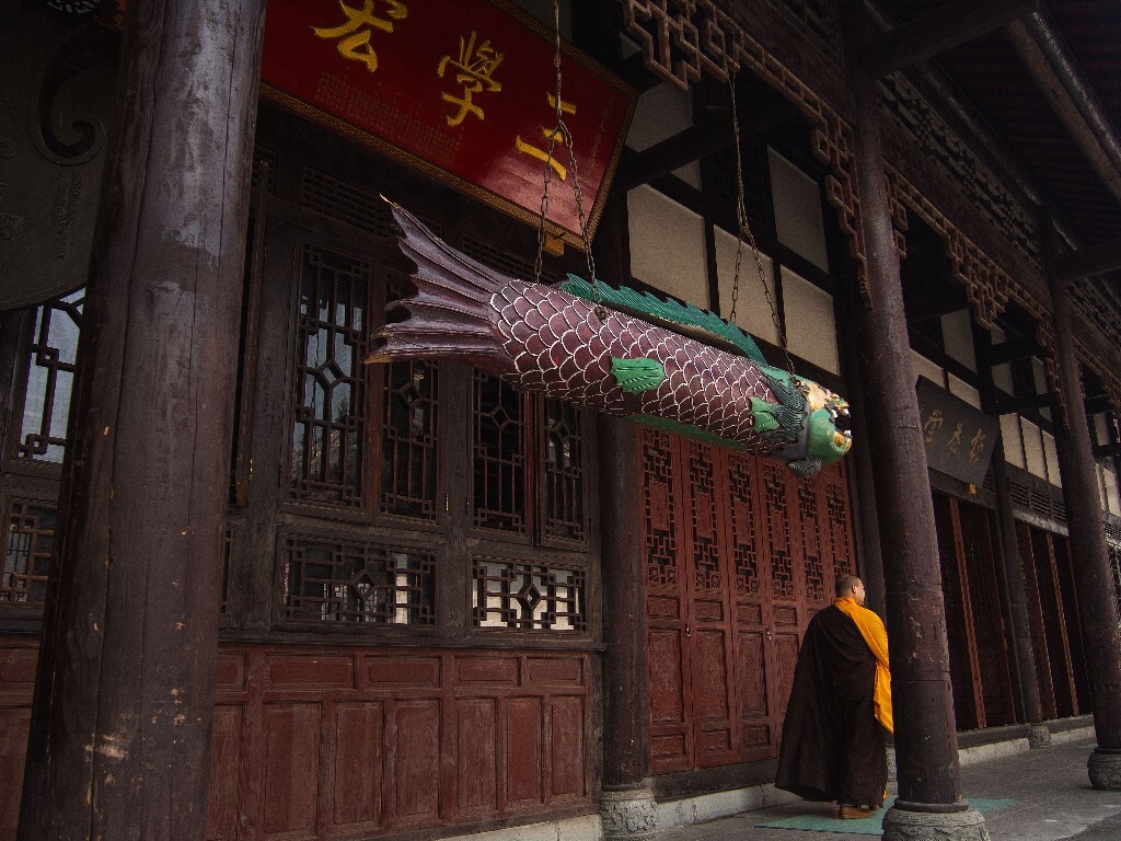 虽然大慈寺座落在繁华之地,但当僧人穿廊而过的时候,心里也会寂静沉思!