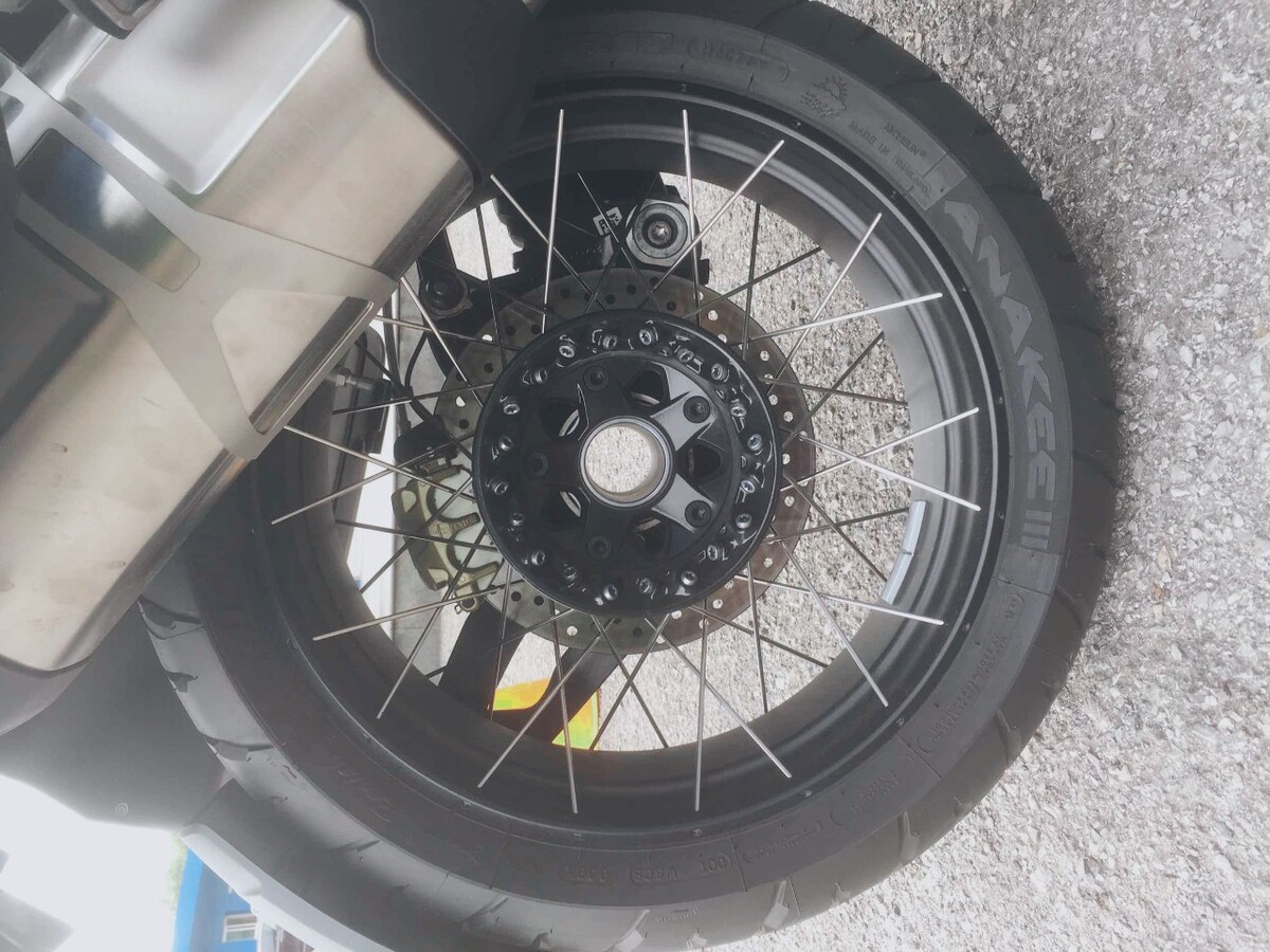 汽車輪胎側面修補怎么做 寶馬車輪轂修復