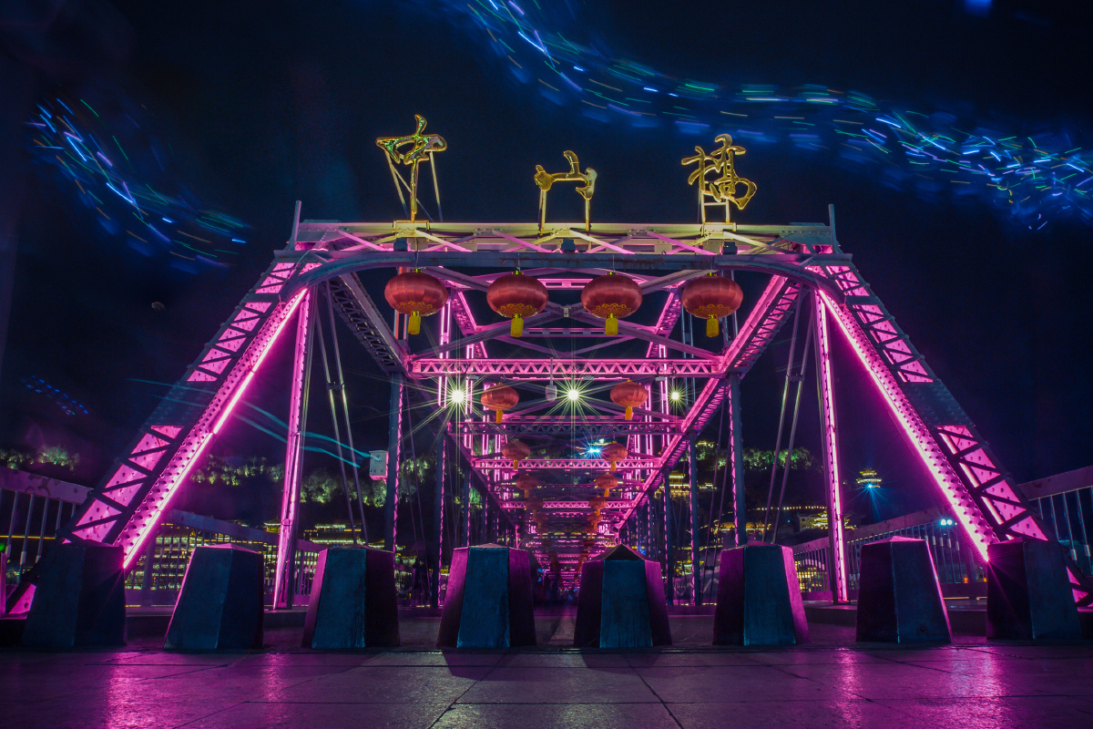 春节假期兰州中山桥夜景绚丽游人如织