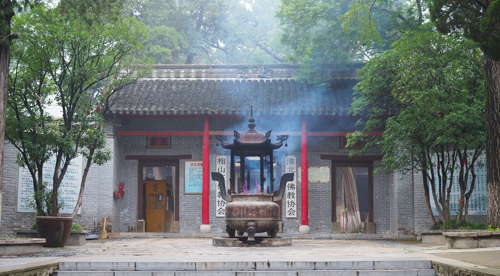显通寺本是个小庙，现已扩建<br />
拍摄镜头：Leica Elmarit-R 28/2.8