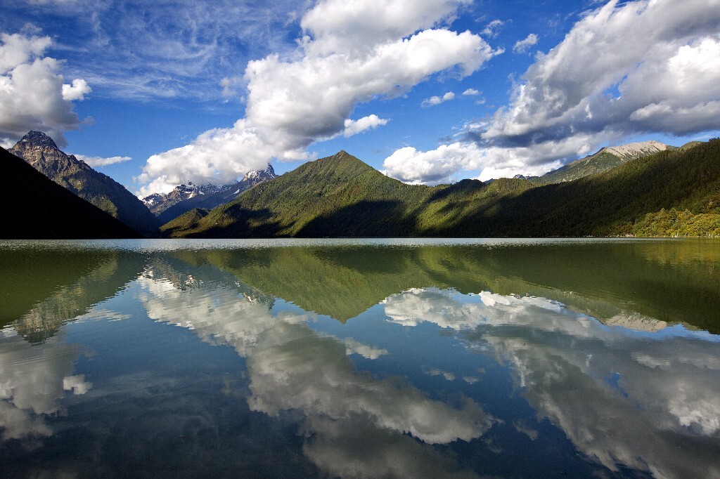 巴松错又名错高湖，藏语中是“绿色的水”的意思，湖面海拔3700多米，湖面面积达6千多亩，位于距林芝地区工布江达县50多千米的巴河上游的高峡深谷里，是藏传佛教红教的一处著名神湖和圣地