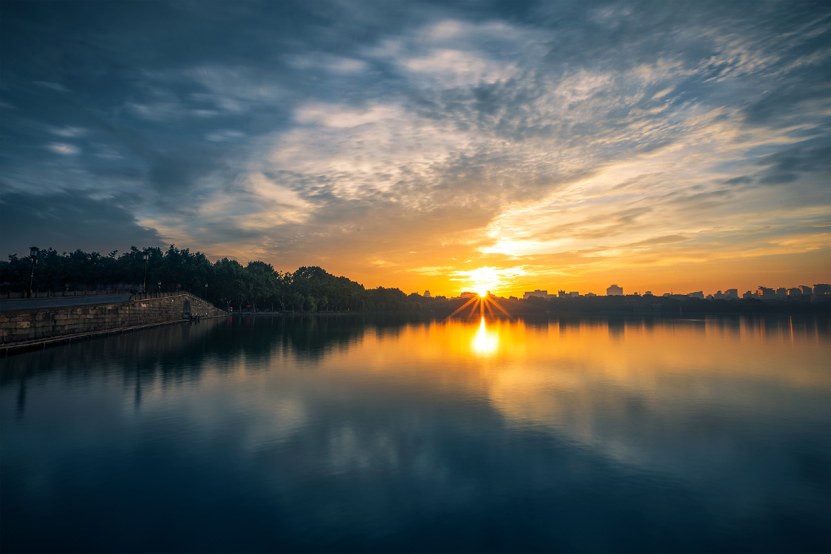 西湖日出
