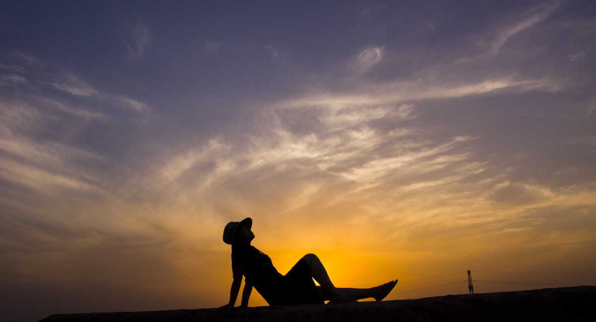 六月初的天空,在麦收的季节我们走进原野,看着丰收的农民带着喜悦