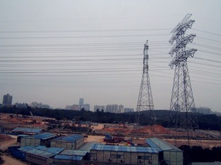 DSCF3064高压线下的城市2
