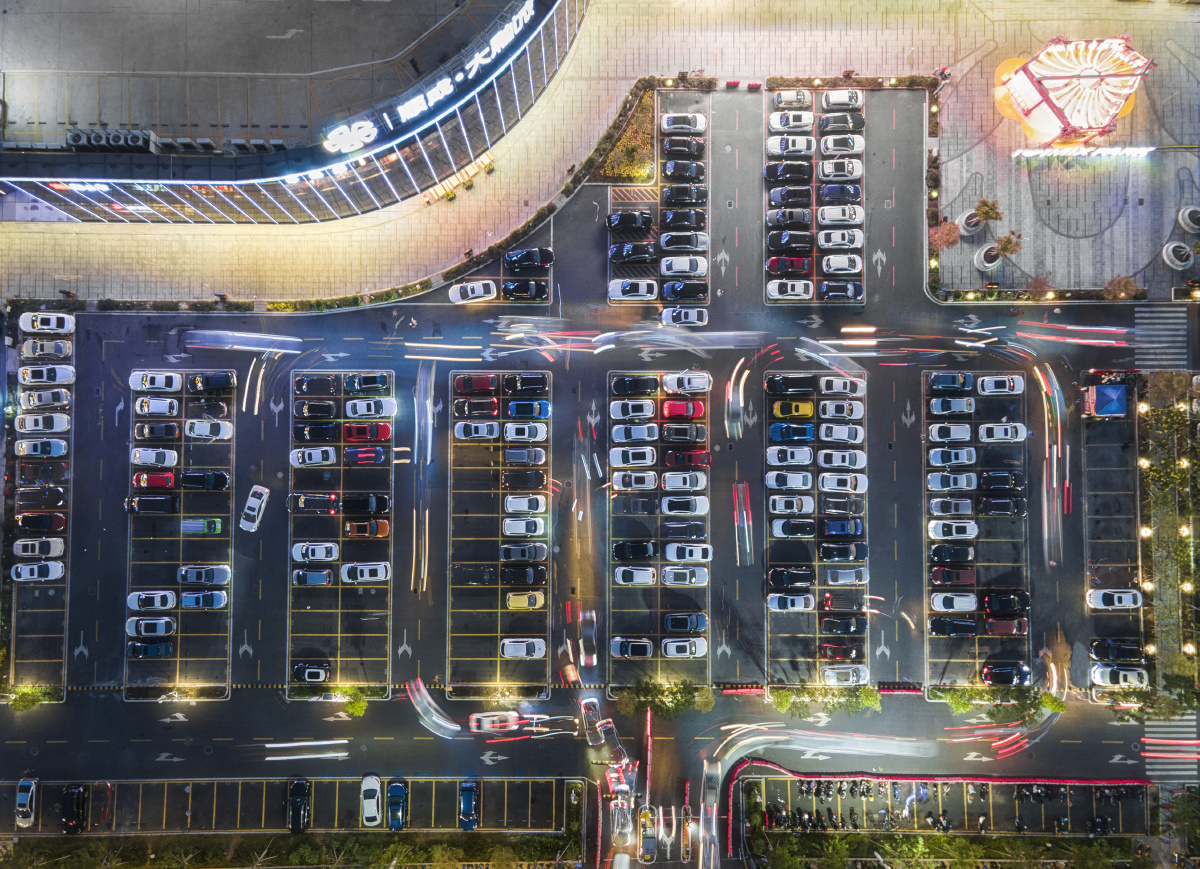 俯瞰顺德大融城的露天停车场