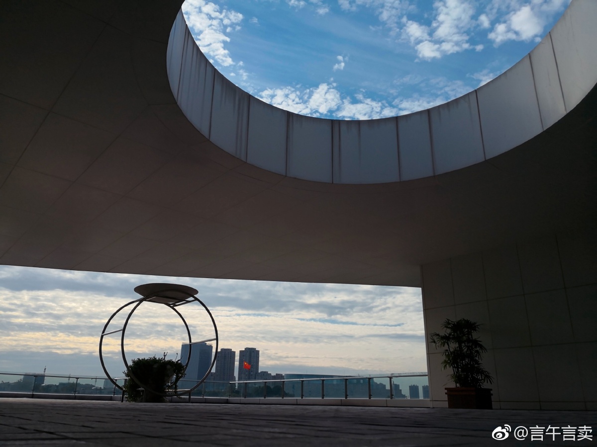 10.10,马鞍山市市政广场.蓝天白云的天数不断攀升.