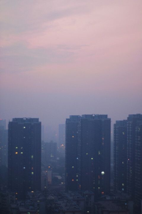 傍晚的高楼<br />
