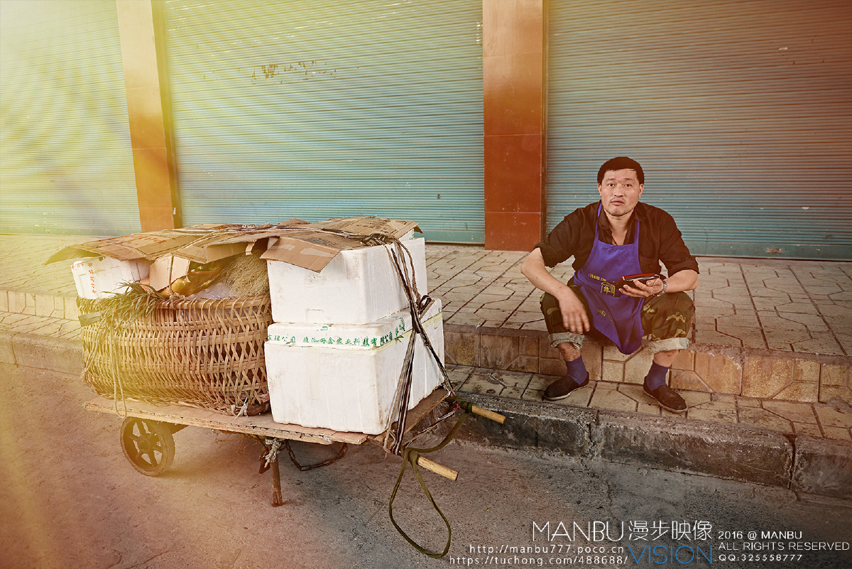 清晨,送货的师傅在店前等候,听起了手里收音机的早间新闻.