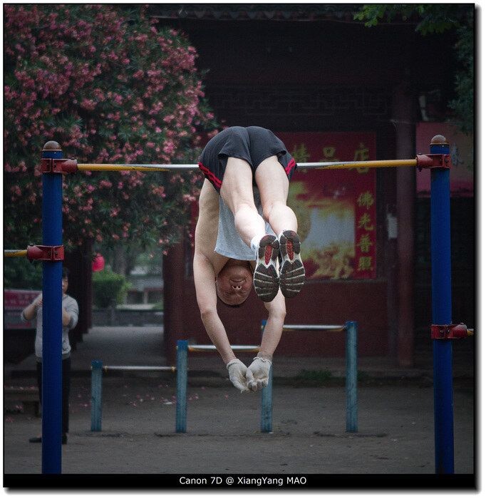 杠<br />
晨练
