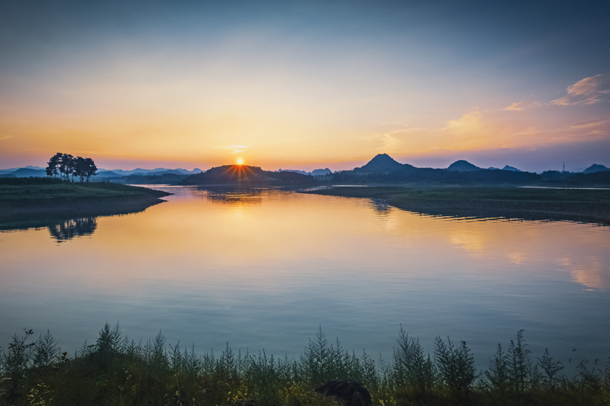 落日余晖,远山云影,满川铺金