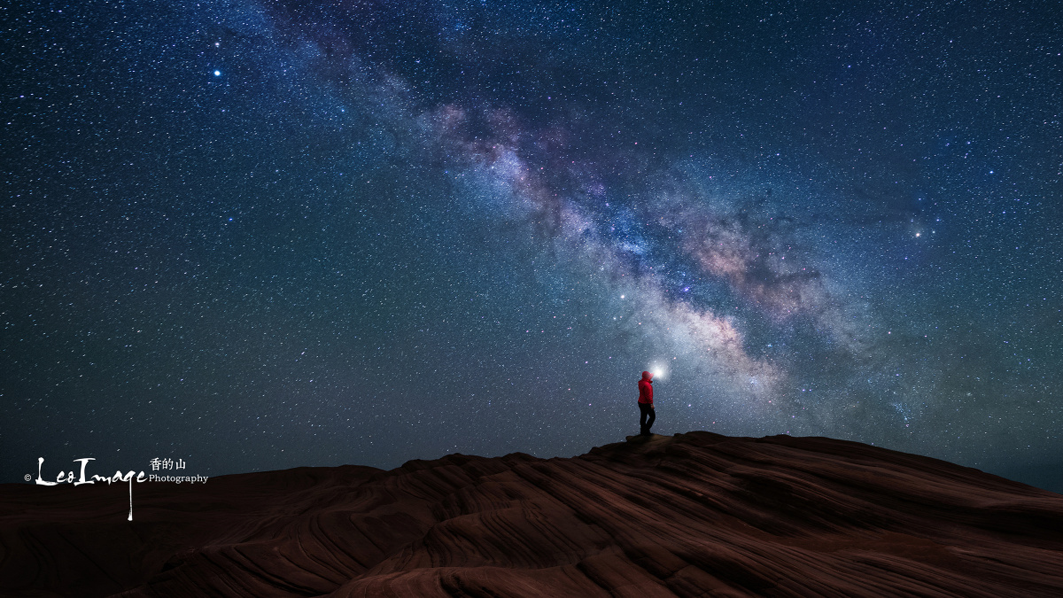 孤寂夜空下点亮一盏灯