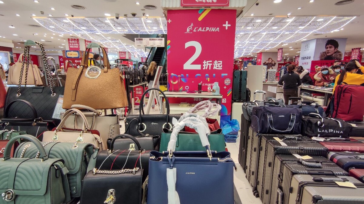一只经得起人站立在背上的鸡<br />
