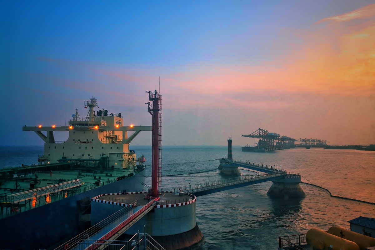 曹妃甸原油码头雨后映像