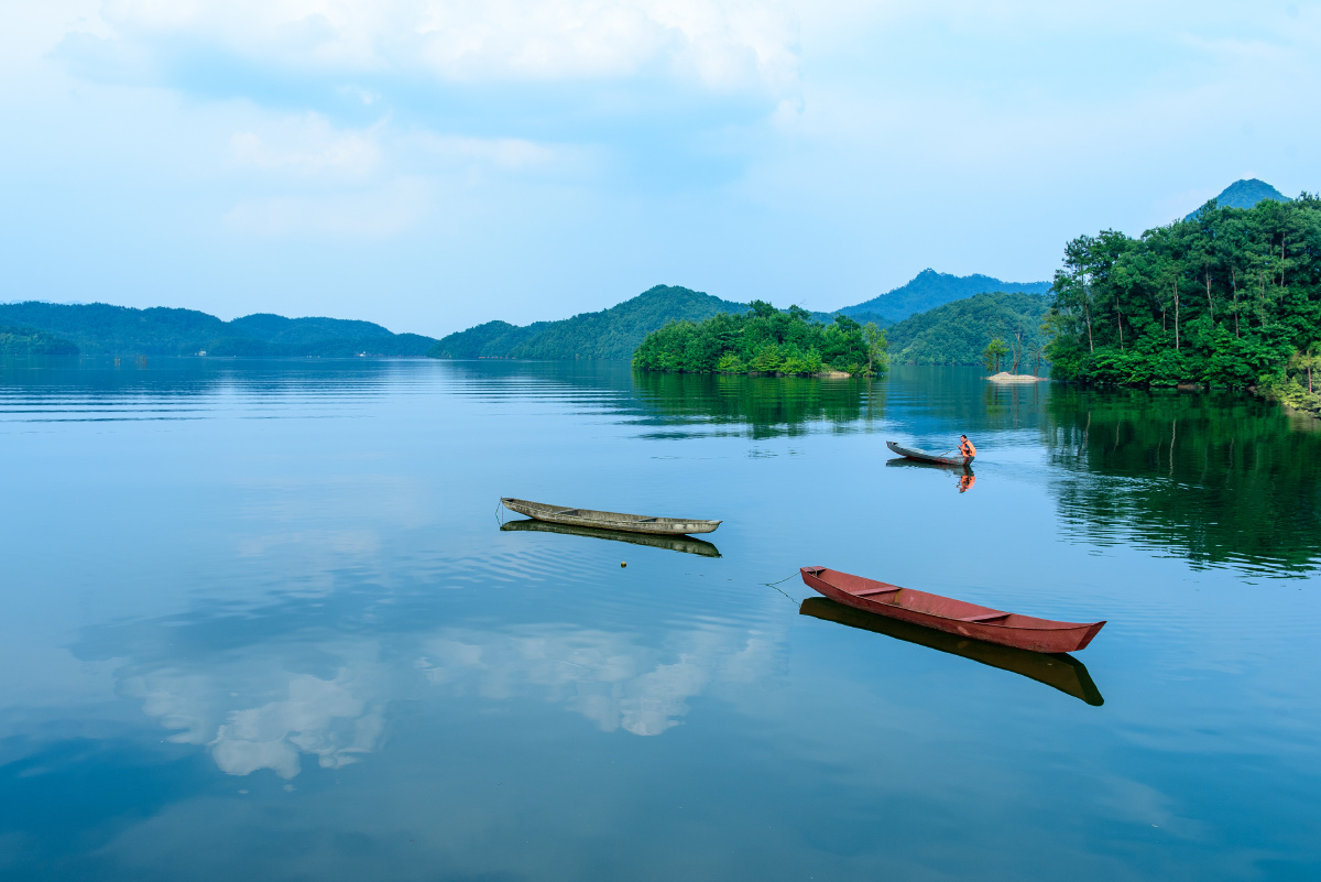 湖面轻舟
