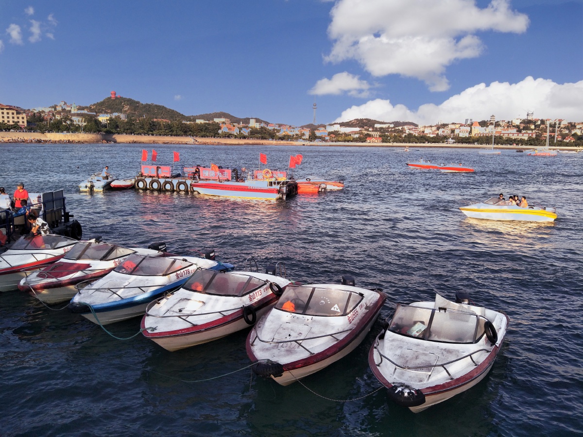 青岛栈桥下的快艇