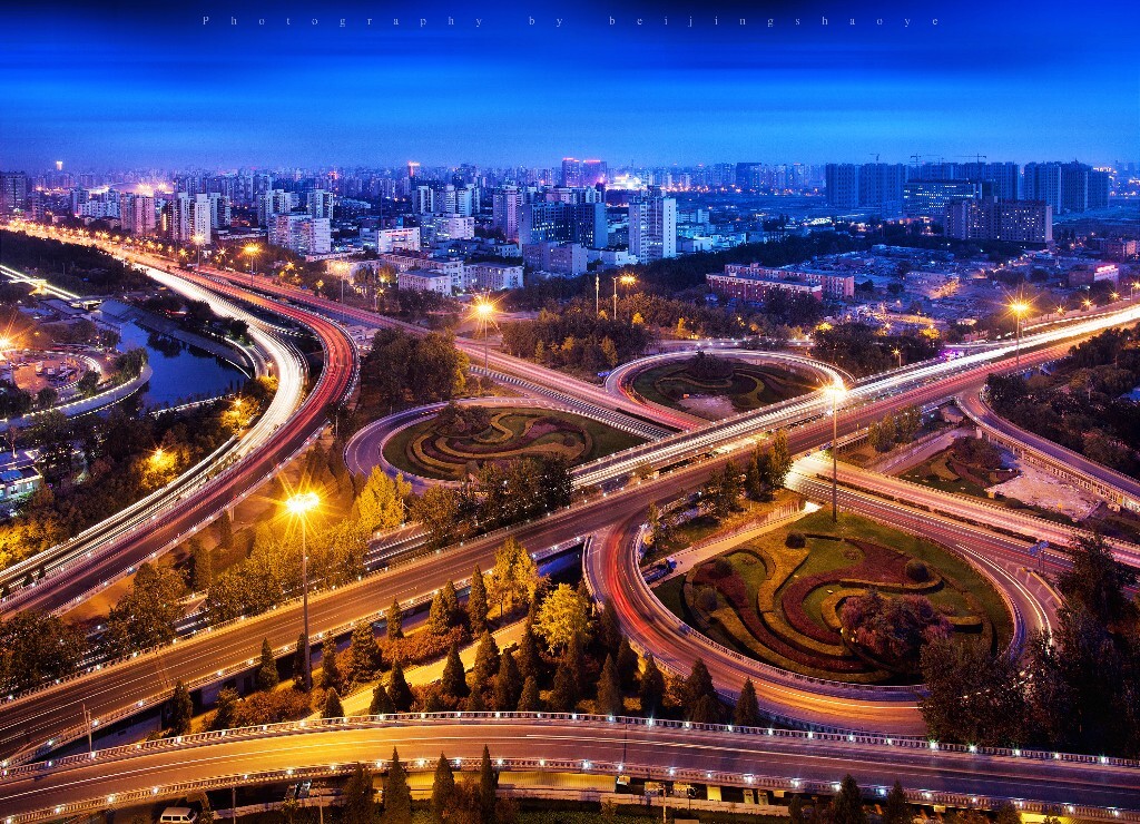 APEC期间北京的天气总是令人欣慰的。登上楼顶看着夜幕下的城市也是一种享受~