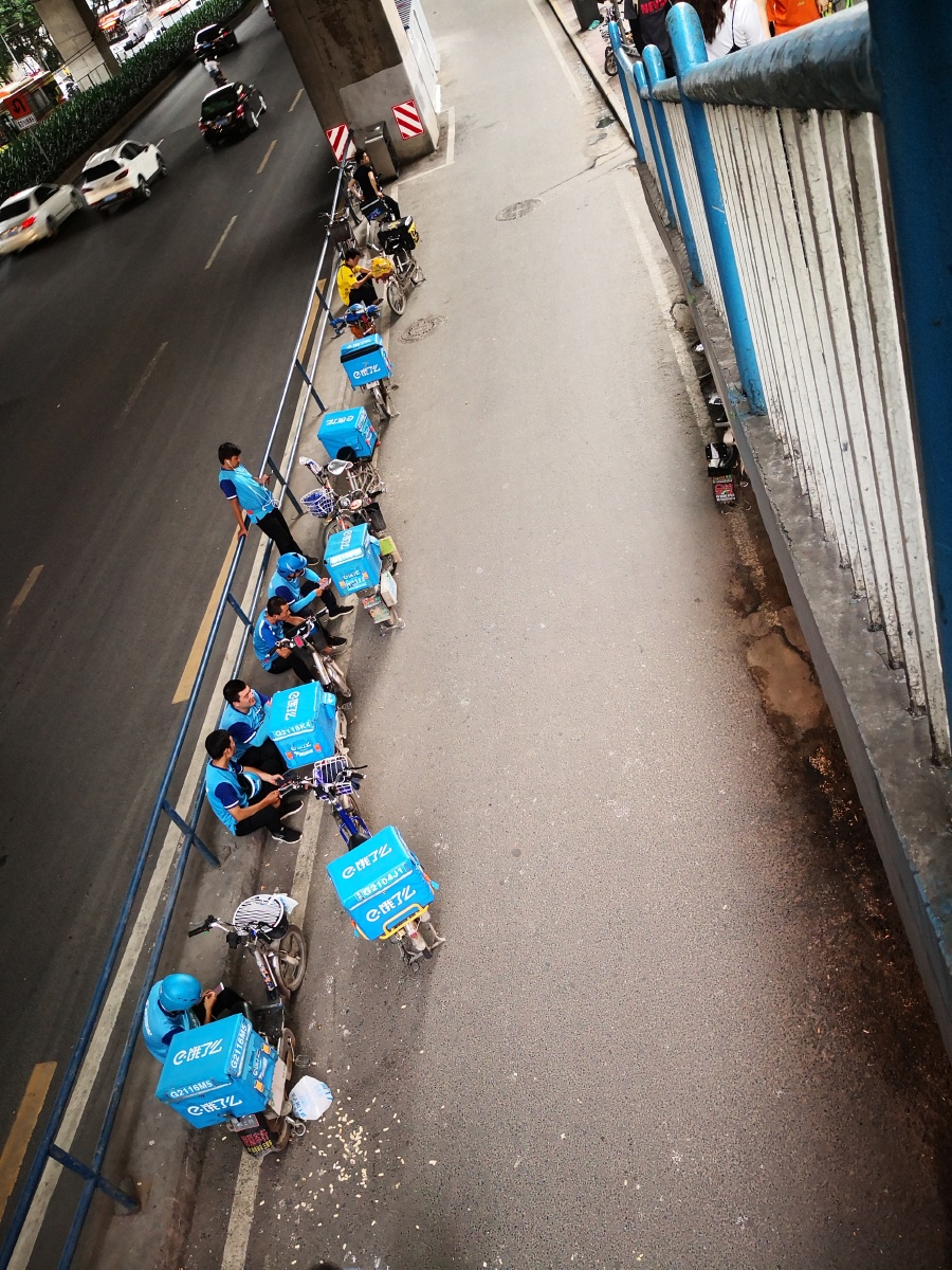 标题休息广州街头几位外卖小哥在路边休息这是他们的生活也是我们的