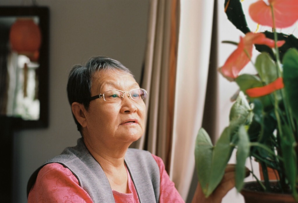 奶奶总是能把各种花伺养的极佳。