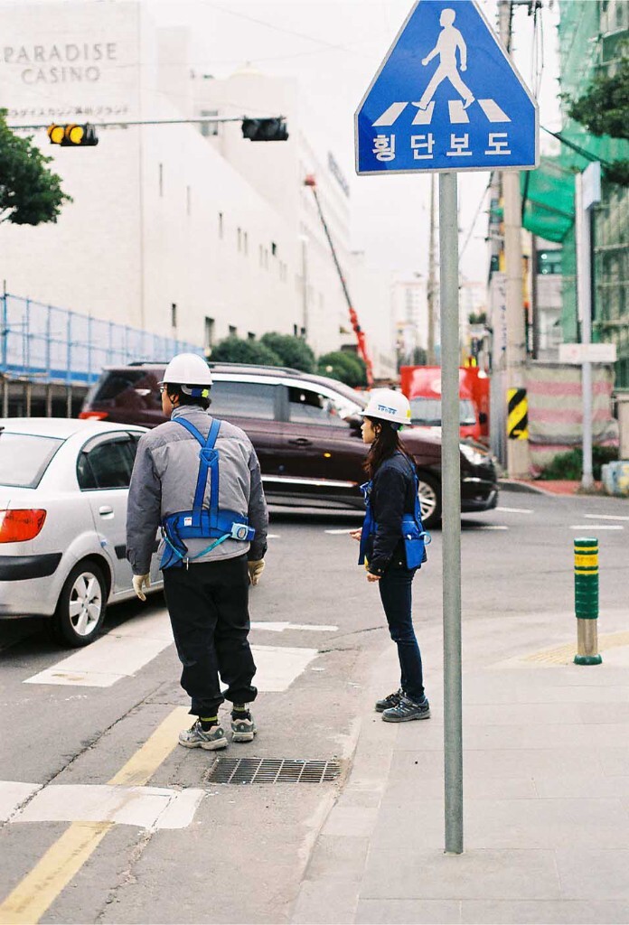 师傅带着实习生在检修道路,莫名有种“哪啊哪啊神去村”的感觉