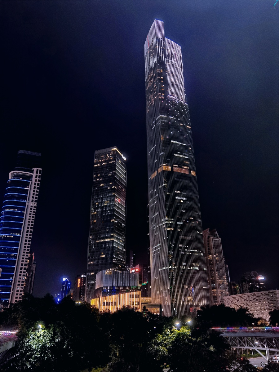 夜幕下的广州东塔