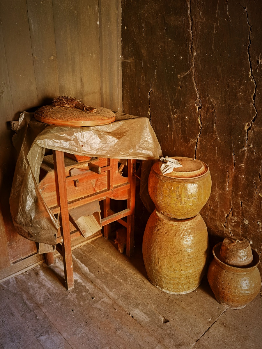 农村老屋的一角61风车坛子