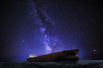 星空下搁浅的船