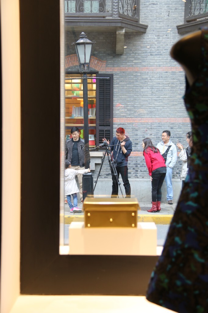 Maria Luisa专卖店不光门前的雕塑好看，橱窗和商品陈列都是我喜欢的，呵呵，借来做下画框，很有感的喔。