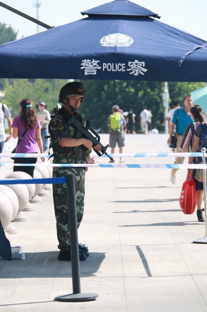 执勤的武警发现了我正拿着个相机对着他，还好他没生气，呵呵。原创，拒绝后期制作。（此图禁止以任何方式转载）