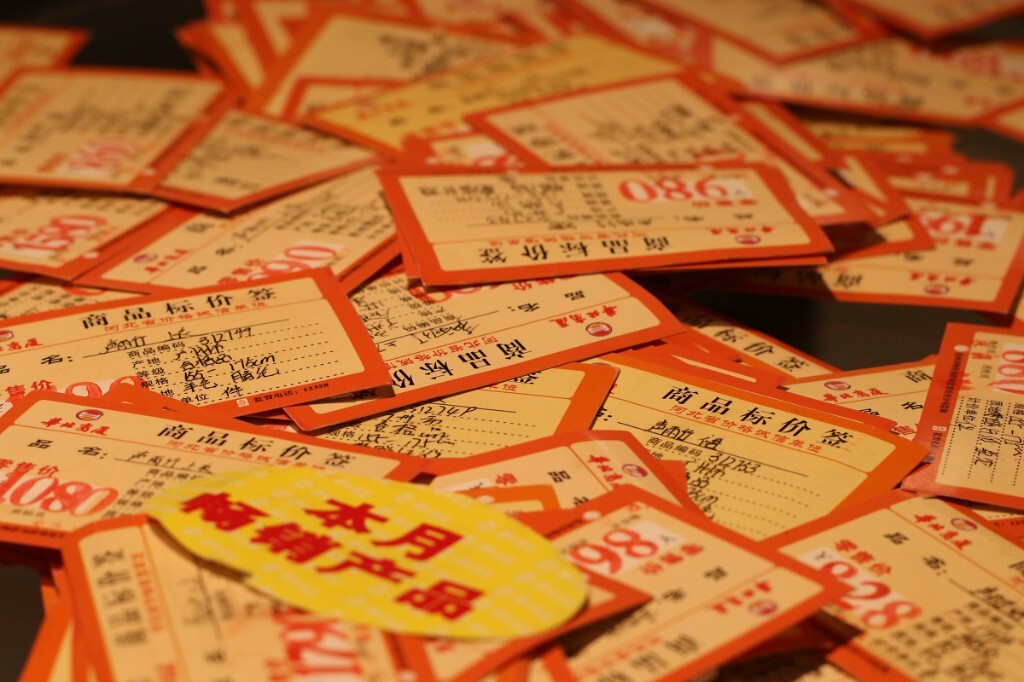 2015年12月1日18：00，沧州一家大型商场，顾客寥寥无几，空荡荡的商场里，某专柜的两位营业员正在给商品更换价签。实体商业在某宝等再创新高的捷报中举步维艰，当快递取代了逛街，当廉价的假冒伪劣充斥网络，被改变的也许不仅仅是购物方式，还有我们生存的方式，消遣的方式，与人沟通的方式，甚至可能是社会资源被浪费的方式。在便捷的同时，我们又在失去什么？原创，拒绝后期制作。