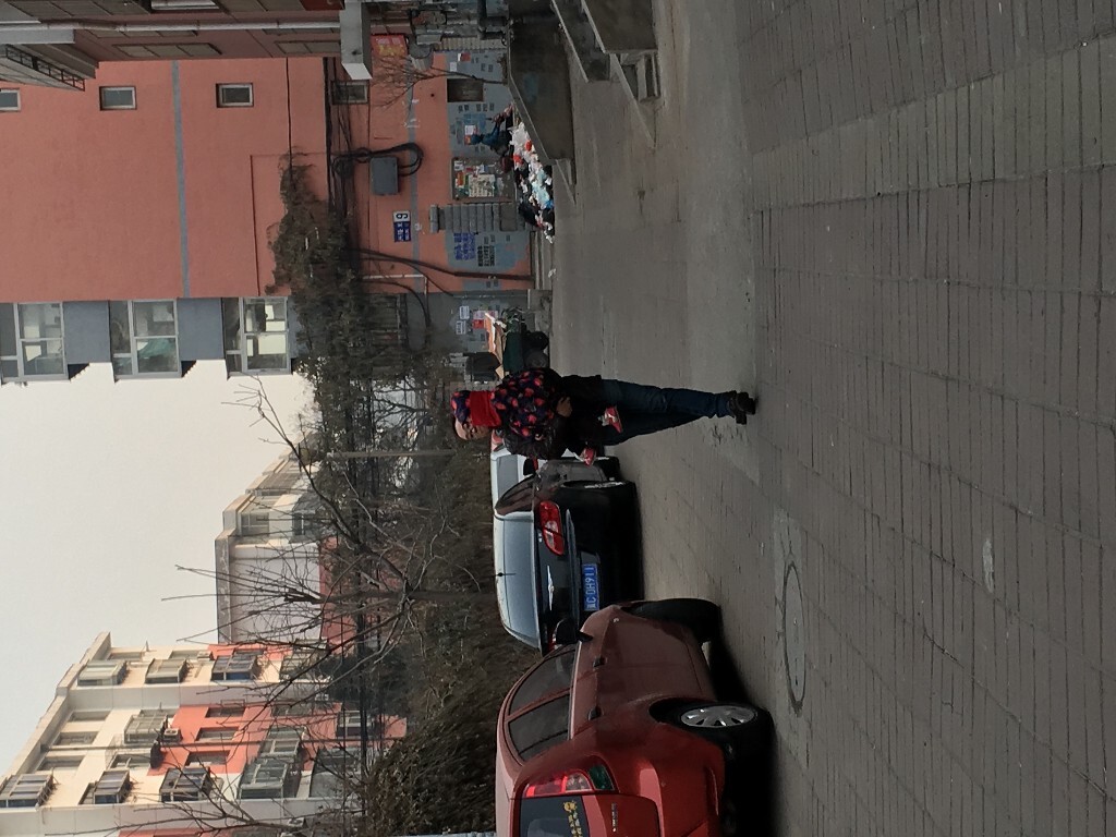 抱小孩的人。地点:秦皇岛兴隆里，此时空气质量指数135，轻度污染。原创，拒绝后期制作。
