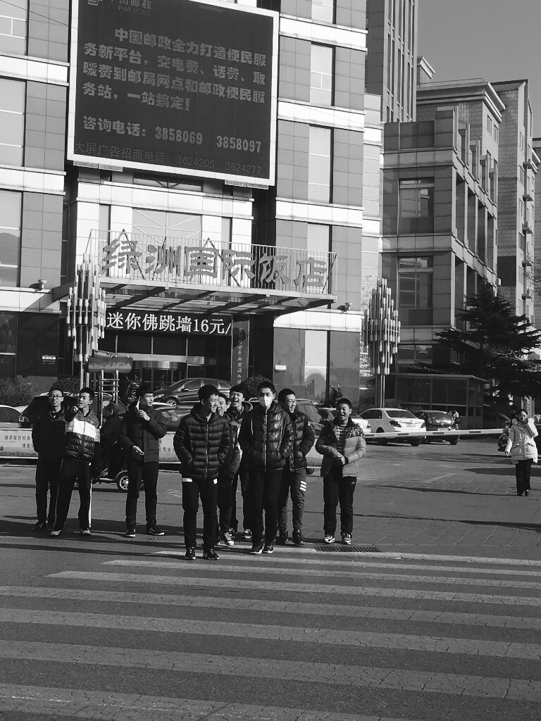 20151231，秦皇岛，空气质量指数57，空气质量良。2015年的最后一天，终于以一个难得的好天气做为迎接新年的礼物。久违的阳光下在路口等红灯的帅哥们。原创，拒绝后期制作。